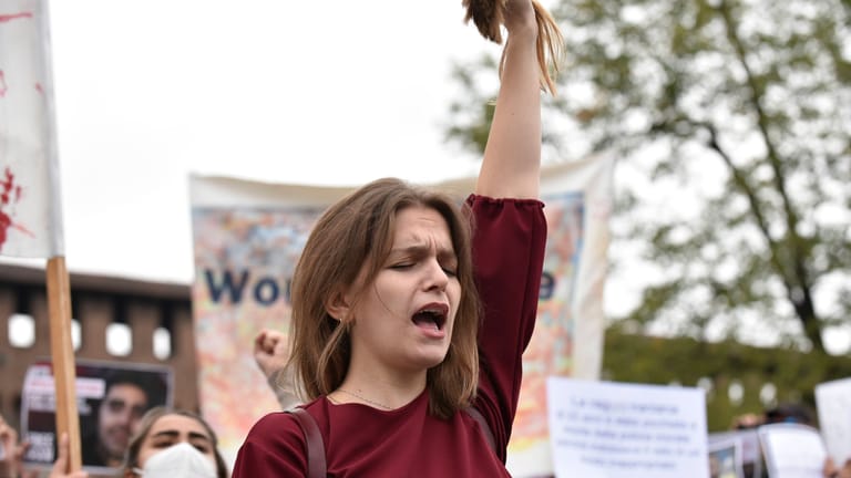 Demo in Italien: In vielen Ländern schneiden sich Frauen bei den Protesten die Haare ab. Es soll zum einen eine Auflehnung gegen das iranische Regime darstellen, zum anderen ist es auch ein Akt der Trauer. Im Iran werden den Toten abgeschnitten Haare der Trauernden mit zum Sarg gelegt.