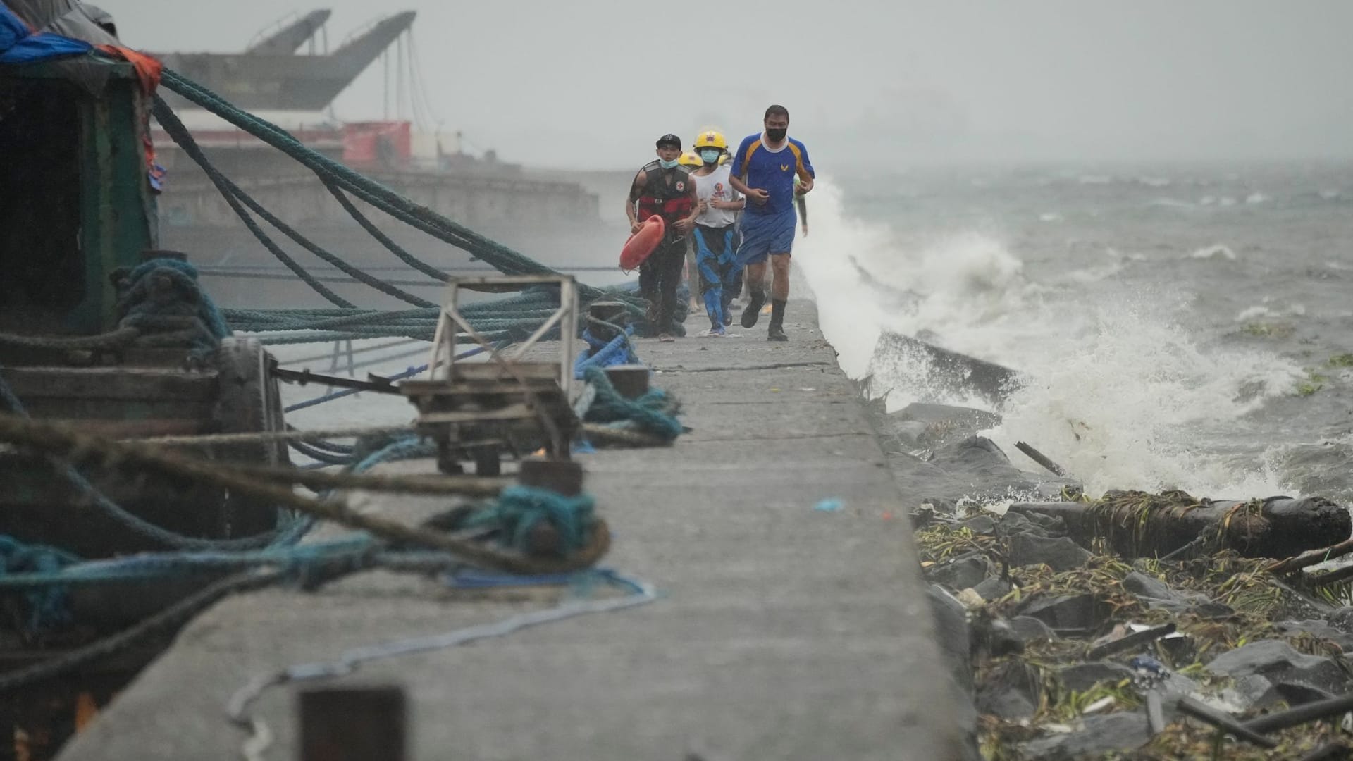 Rettungskräfte nahe Manila, Philippinen: In einigen Hochrisikogegenden waren am Sonntag Zwangsevakuierungen im Gange