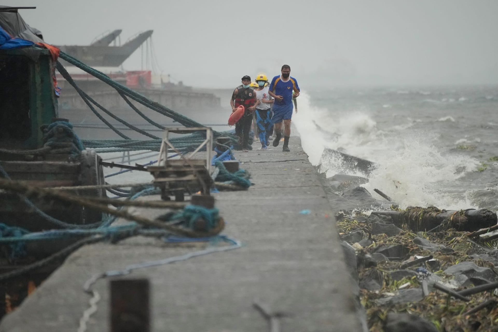 Rettungskräfte nahe Manila, Philippinen: In einigen Hochrisikogegenden waren am Sonntag Zwangsevakuierungen im Gange