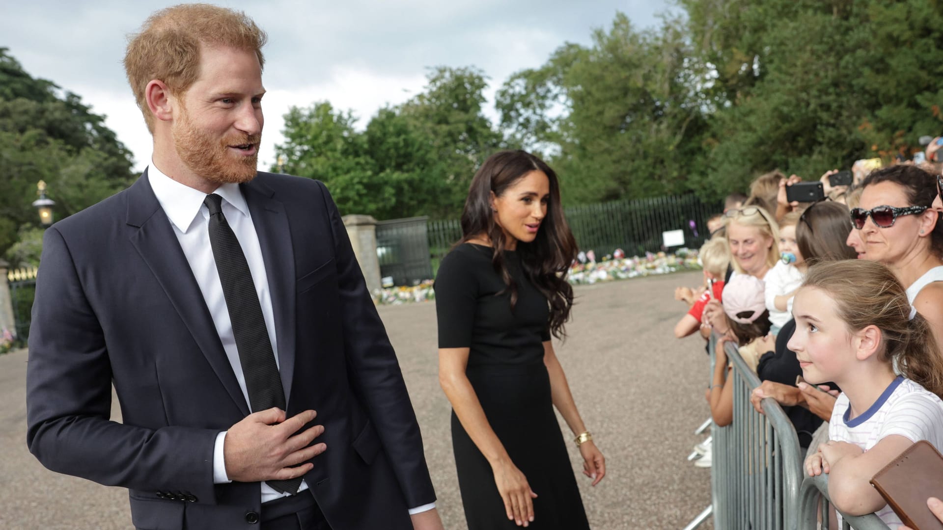 Harry und Meghan am Sonntag vor dem Buckingham-Palast: Jetzt spricht der Queen-Enkel über seine Emotionen.