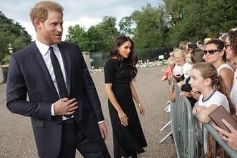 Harry und Meghan am Sonntag vor dem Buckingham-Palast: Jetzt spricht der Queen-Enkel über seine Emotionen.
