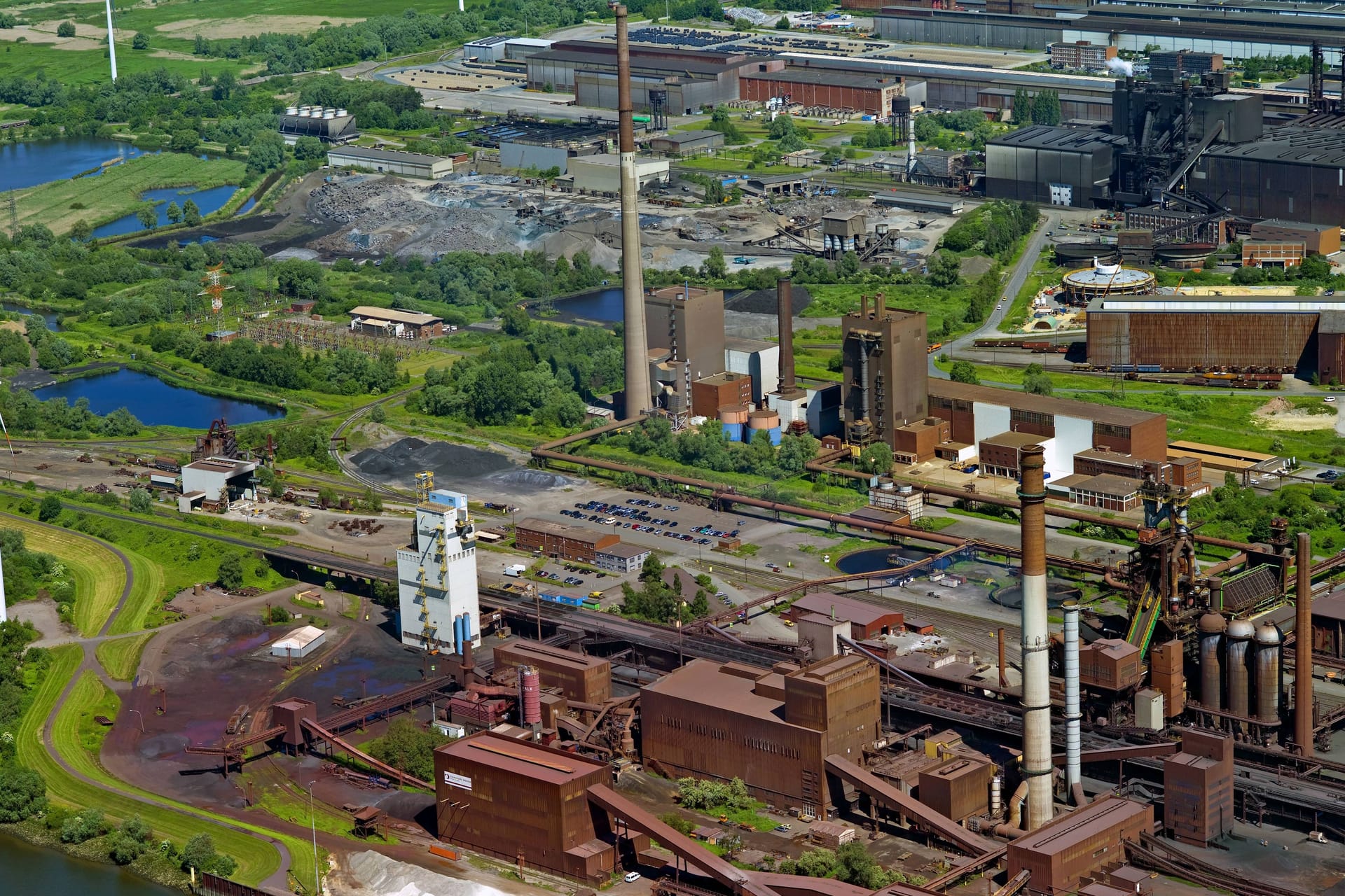 Luftaufnahme des Bremer Stahlwerks Arcelor Mittal (Archivbild): Das Forschungsprojekt hyBit will sogenannte Wasserstoff-Hubs aufbauen.