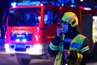 Einsatzkraft der Feuerwehr (Symbolfoto): Die Ursache für die Explosion im Leipziger Osten ist noch unbekannt.