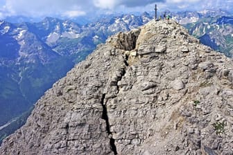 Der Gipfel des Hochvogels im Allgäu (Archivbild): Der Berg bricht auseinander – wann er sich endgültig teilt, weiß niemand.