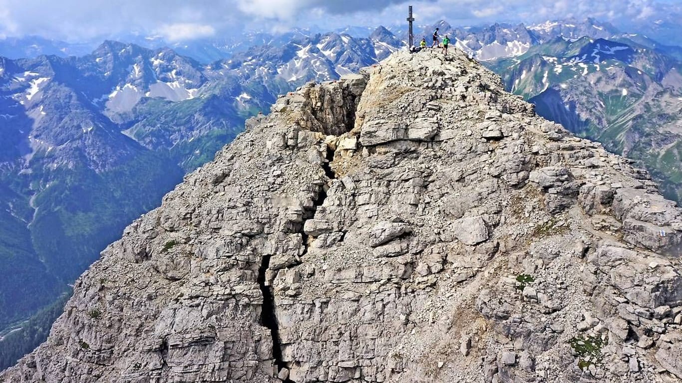 Der Gipfel des Hochvogels im Allgäu (Archivbild): Der Berg bricht auseinander – wann er sich endgültig teilt, weiß niemand.