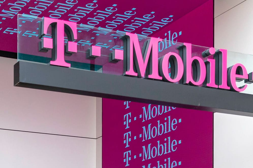 Das Logo von T-Mobile (Archivbild): Der geplante Aktienrückkauf des Unternehmens könnte der Deutsche Telekom zur ersehnten Mehrheit verhelfen.