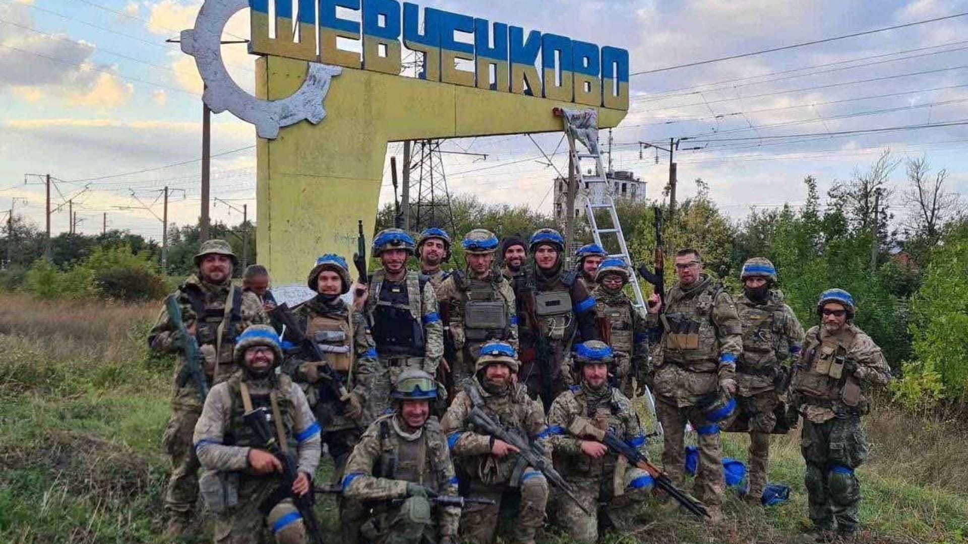 Ukrainische Soldaten vor dem Ortsschild einer befreiten Stadt: Kiew macht derzeit Fortschritte bei der Rückeroberung.