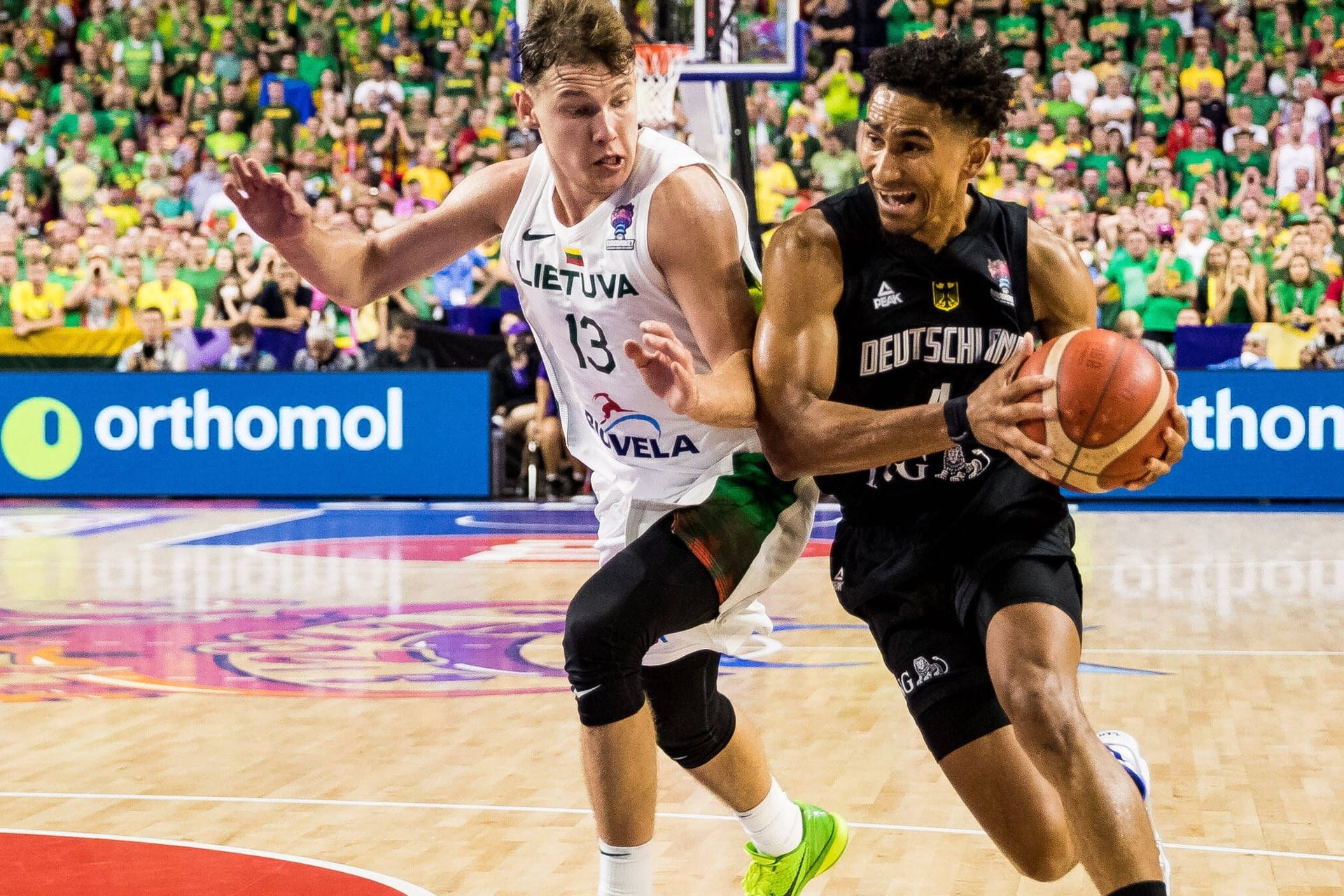 Rokas Jokubaitis und DBB-Spieler Maodo Lo: Deutschland steht in der Finalrunde in Berlin.