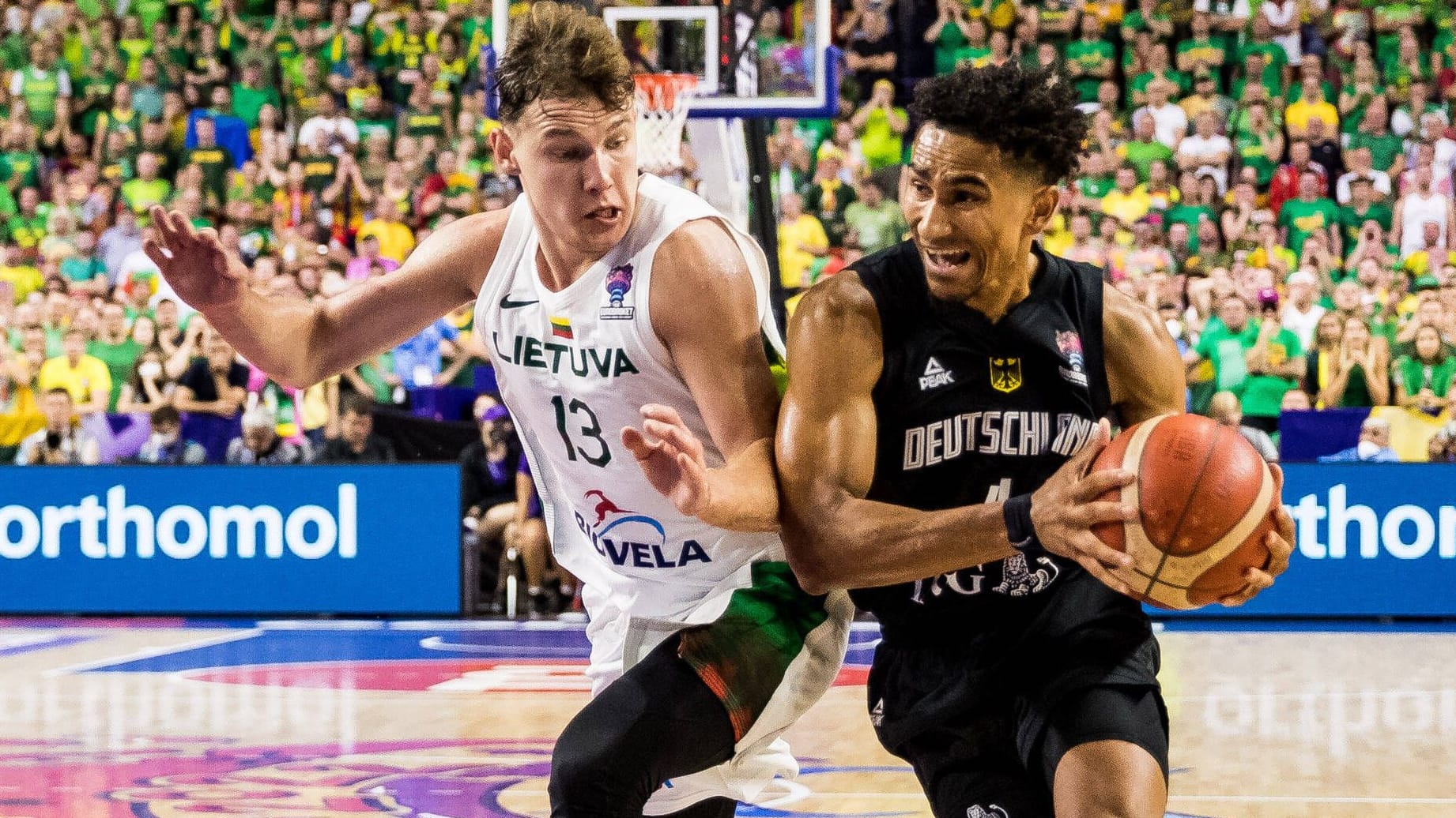 Rokas Jokubaitis und DBB-Spieler Maodo Lo: Deutschland steht in der Finalrunde in Berlin.