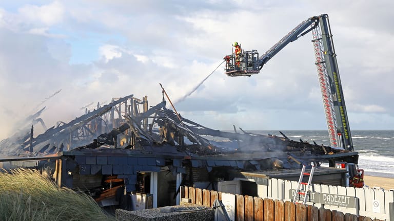 Der ausgebrannte Dachstuhl des Restaurants "Badezeit" auf Sylt: Das Feuer am frühen Morgen ausgebrochen.