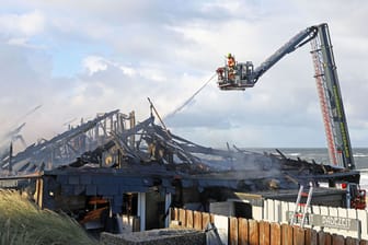 Der ausgebrannte Dachstuhl des Restaurants "Badezeit" auf Sylt: Das Feuer am frühen Morgen ausgebrochen.