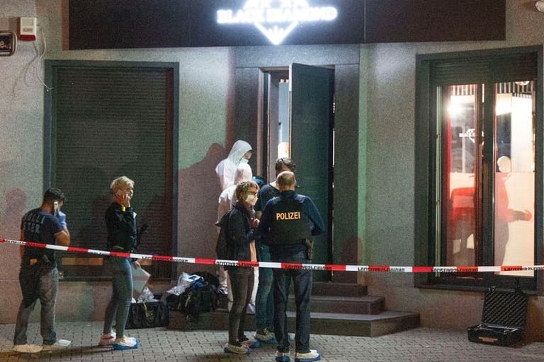 Polizisten sichern Spuren an einer Bar in Offenbach am Main: Die Ermittler erhoffen sich weitere Hinweise von Zeugen.