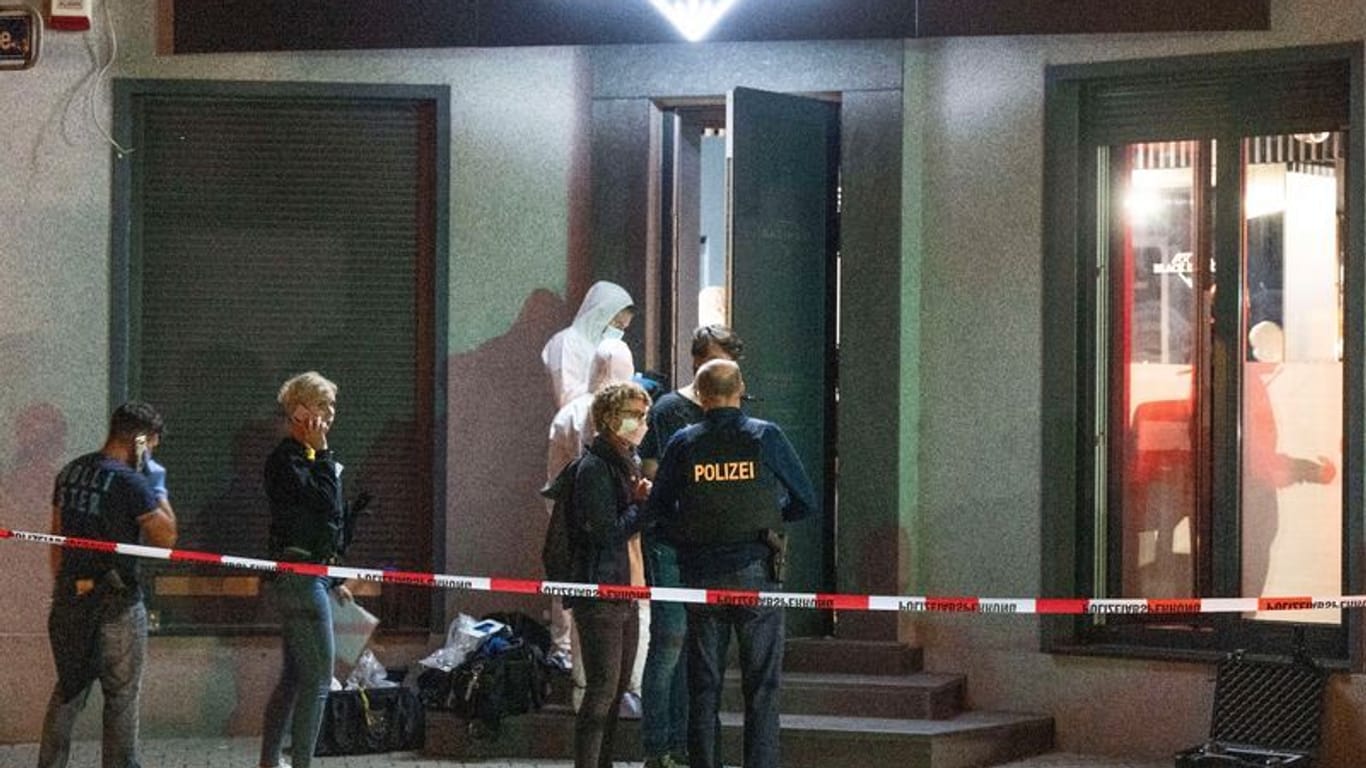 Polizisten sichern Spuren an einer Bar in Offenbach am Main: Die Ermittler erhoffen sich weitere Hinweise von Zeugen.