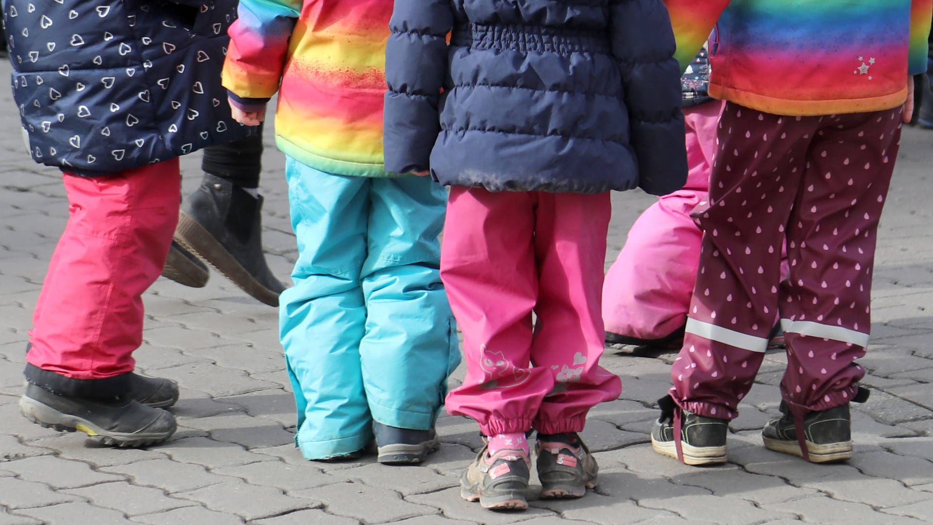 Kinder einer Kita (Archivbild): In Berlin soll eine Einrichtung offenbar Kinder ausgrenzen, deren Eltern nicht zahlen. Kinder einer Kita (Archivbild): In Berlin soll eine Einrichtung offenbar Kinder ausgrenzen, deren Eltern nicht zahlen.