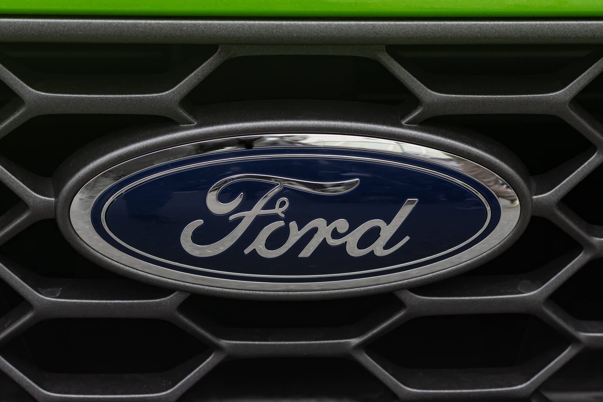 Logo-Knappheit bei Ford: Zehntausende Autos können deshalb nicht ausgeliefert werden.