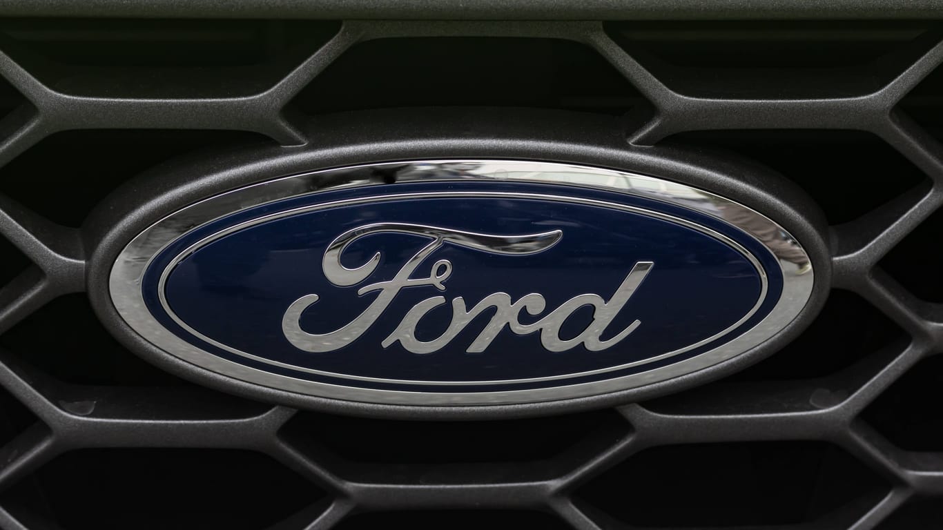 Logo-Knappheit bei Ford: Zehntausende Autos können deshalb nicht ausgeliefert werden.