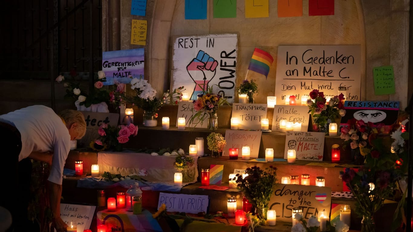 Die Gedenkstätte für Malte C.: Vor dem historischen Rathaus in Münster gedenken Menschen dem getöteten 25-Jährigen.