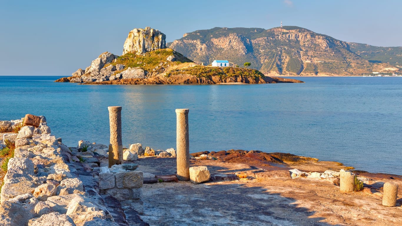 Island Kastri und Ruinen auf Kos: Die griechischen Inseln bieten neben Strandurlaub Geschichte und Kultur.