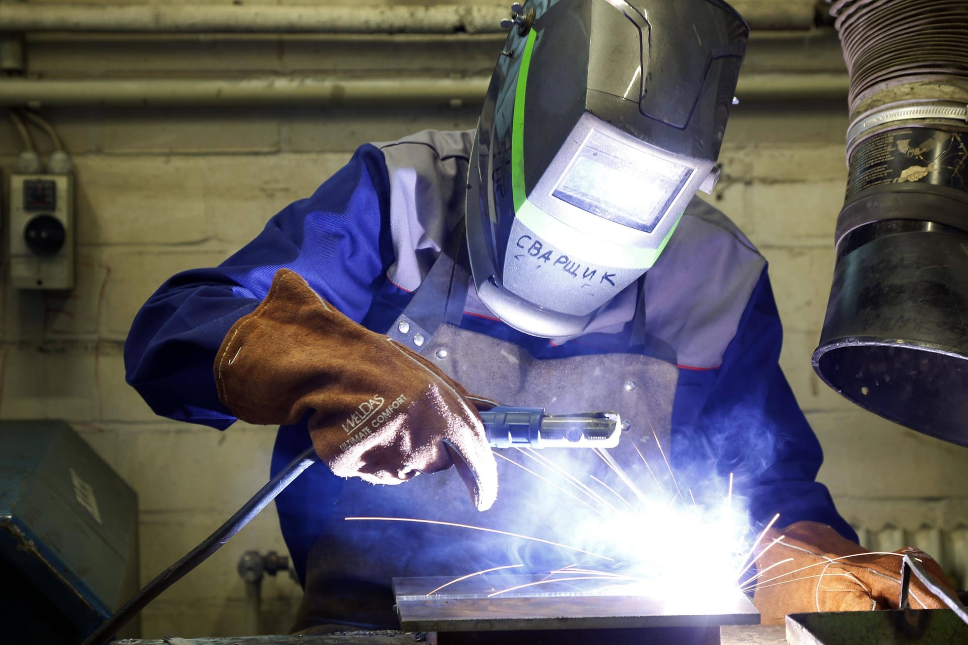 Schweisswerker in der Werkstatt: Insbesondere in den Bereichen der Herstellung elektronischer und optischer Erzeugnisse sowie elektrische Ausrüstungen gab es Zuwachs. Schweisswerker in der Werkstatt: Insbesondere in den Bereichen der Herstellung elektronischer und optischer Erzeugnisse sowie elektrische Ausrüstungen gab es Zuwachs.