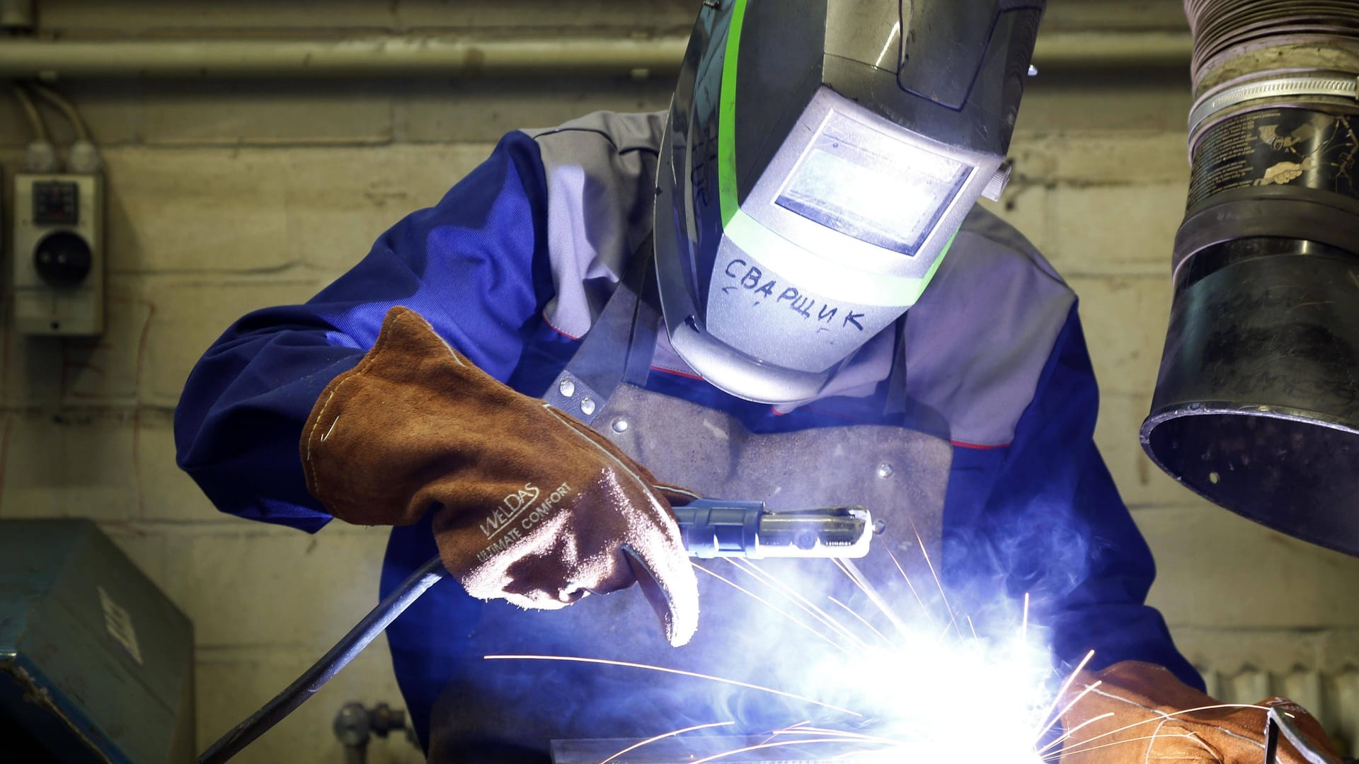 Schweisswerker in der Werkstatt: Insbesondere in den Bereichen der Herstellung elektronischer und optischer Erzeugnisse sowie elektrische Ausrüstungen gab es Zuwachs. Schweisswerker in der Werkstatt: Insbesondere in den Bereichen der Herstellung elektronischer und optischer Erzeugnisse sowie elektrische Ausrüstungen gab es Zuwachs.
