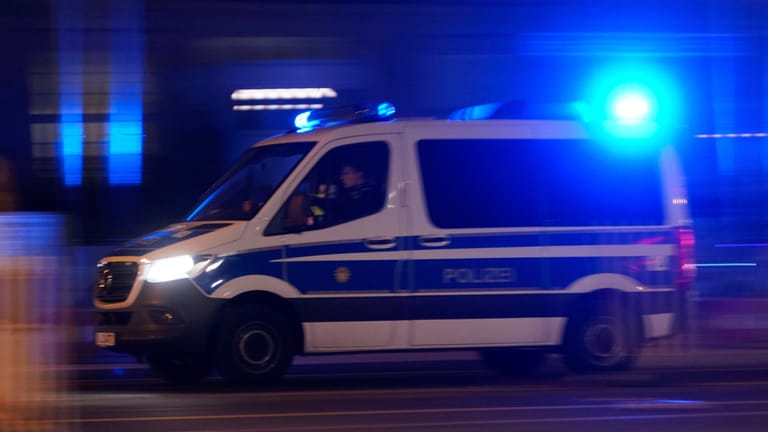 Ein Polizeiauto im Einsatz (Archivbild): In Königs Wusterhausen haben Unbekannte ein Parteibüro beklebt.