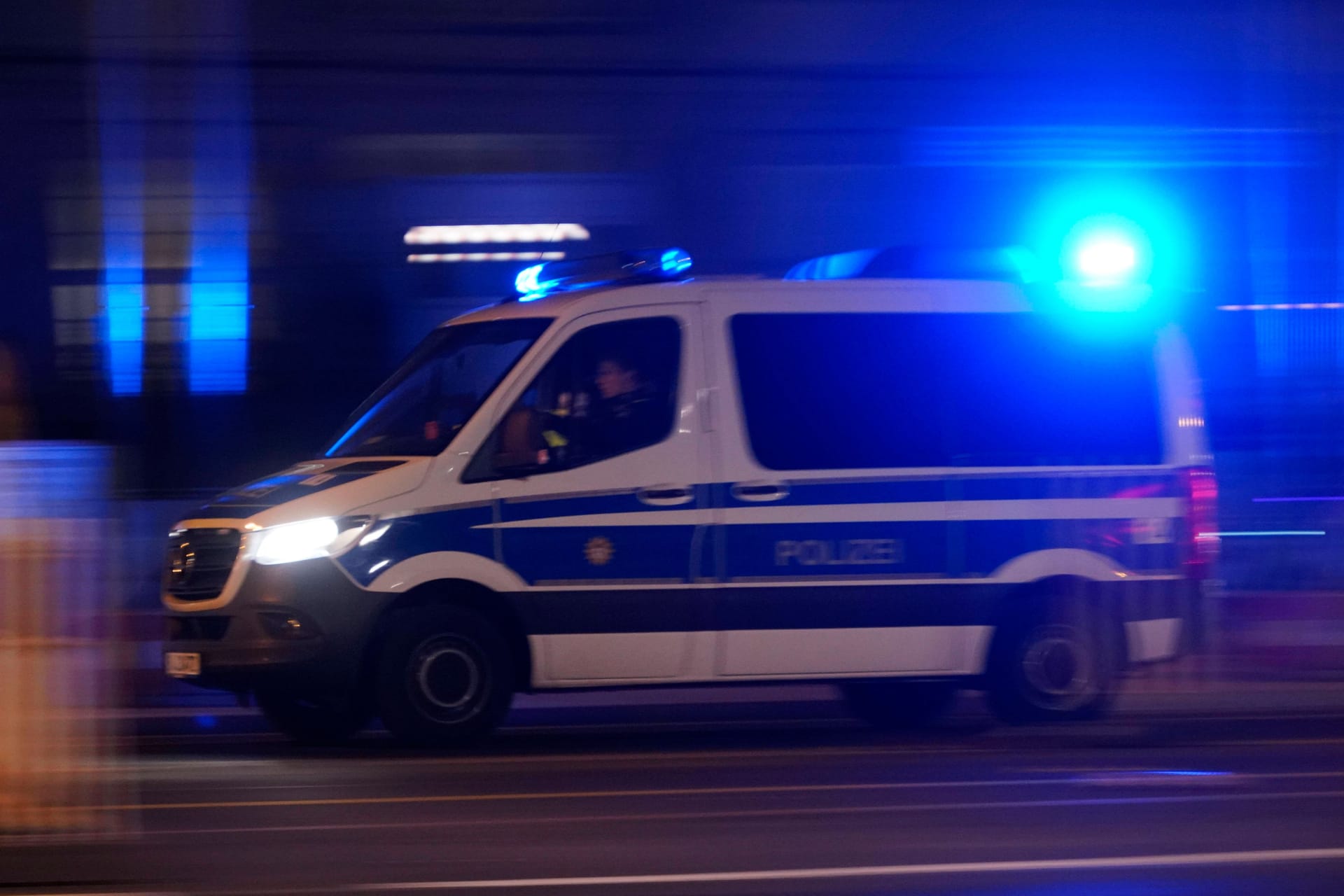 Ein Polizeiauto im Einsatz (Archivbild): In Königs Wusterhausen haben Unbekannte ein Parteibüro beklebt.