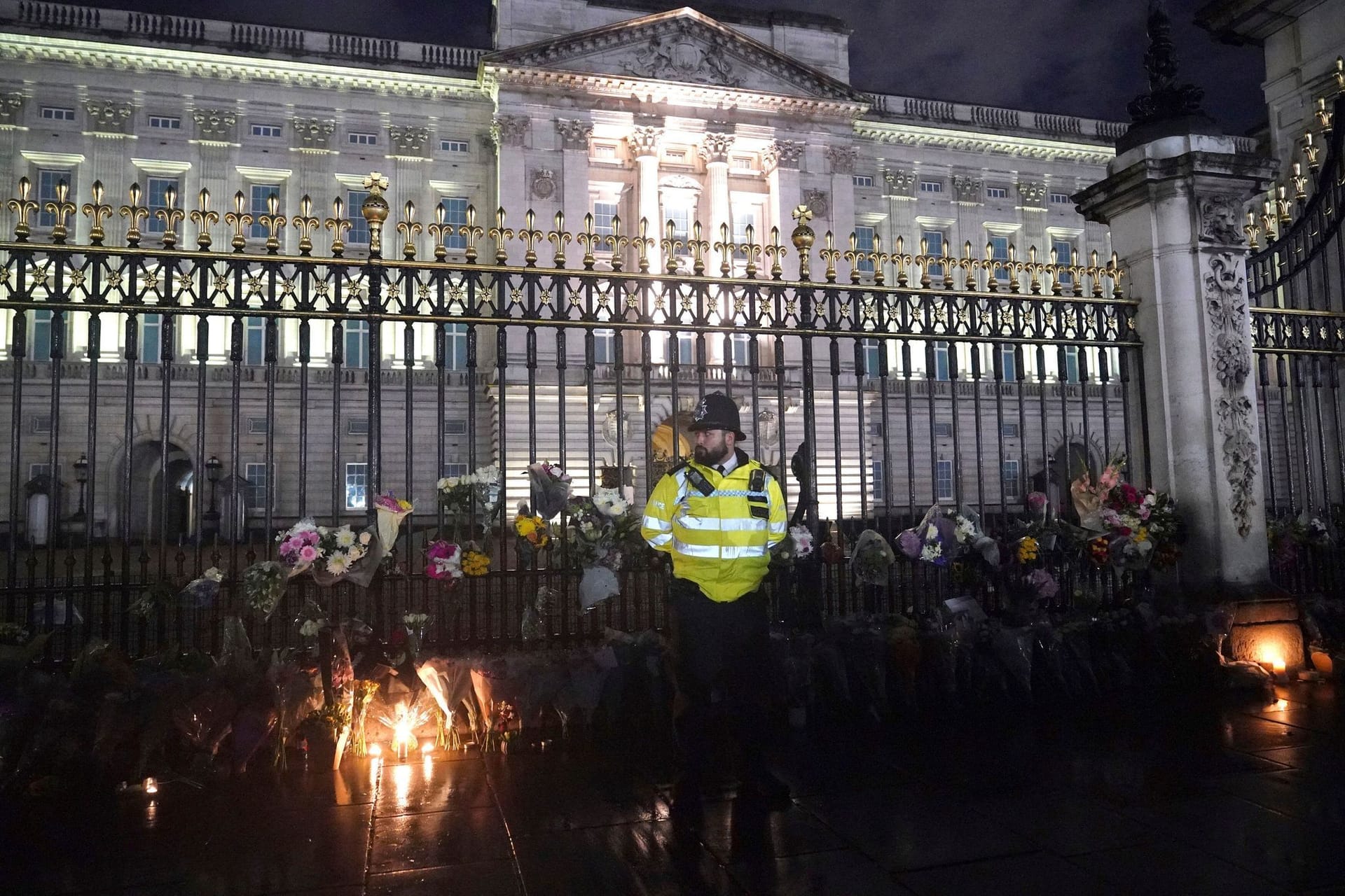 Ein Polizist steht vor dem Buckingham Palace, wo Bürger Blumen niedergelegt haben.