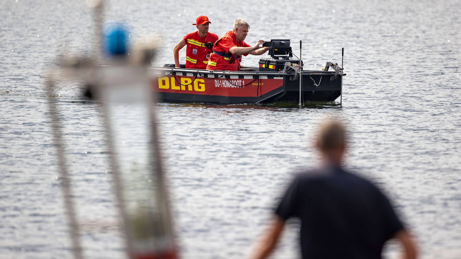 Helfer am Masurensee (Archivbild): Im Juli war hier ein 33 Jahre alter Mann ertrunken, jetzt wird ein 53-Jähriger vermisst. Helfer am Masurensee (Archivbild): Im Juli war hier ein 33 Jahre alter Mann ertrunken, jetzt wird ein 53-Jähriger vermisst.