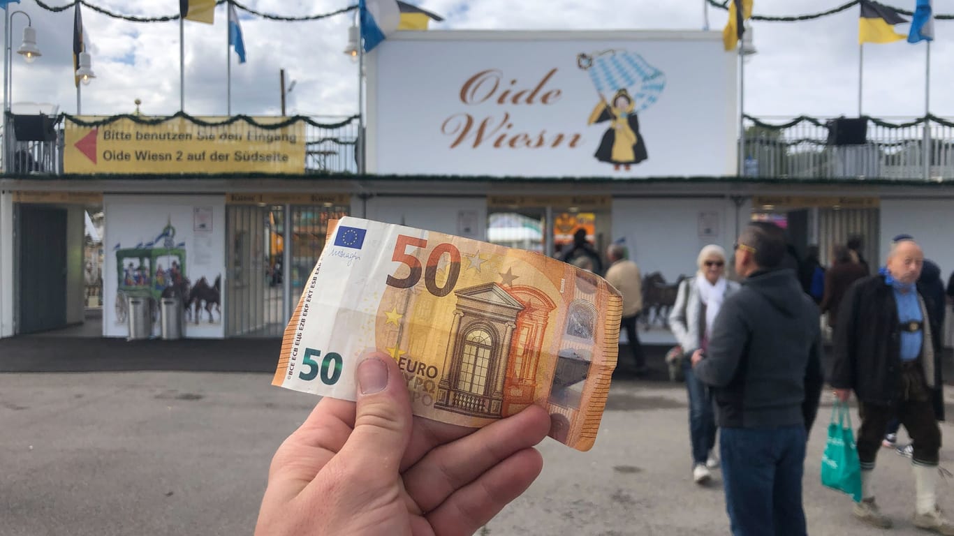 Ein 50-Euro-Schein vor dem Eingang zu "Oiden Wiesen": Wie weit kommt man hier mit dem Geld?