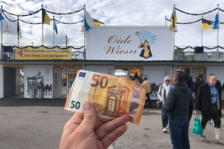 Ein 50-Euro-Schein vor dem Eingang zu "Oiden Wiesen": Wie weit kommt man hier mit dem Geld?