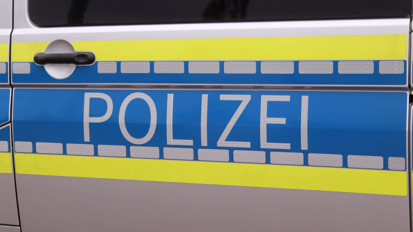 Ein Polizeieinsatzfahrzeug (Symbolbild): Ein Drogendeal in einer Bremer Straßenbahn ist eskaliert.