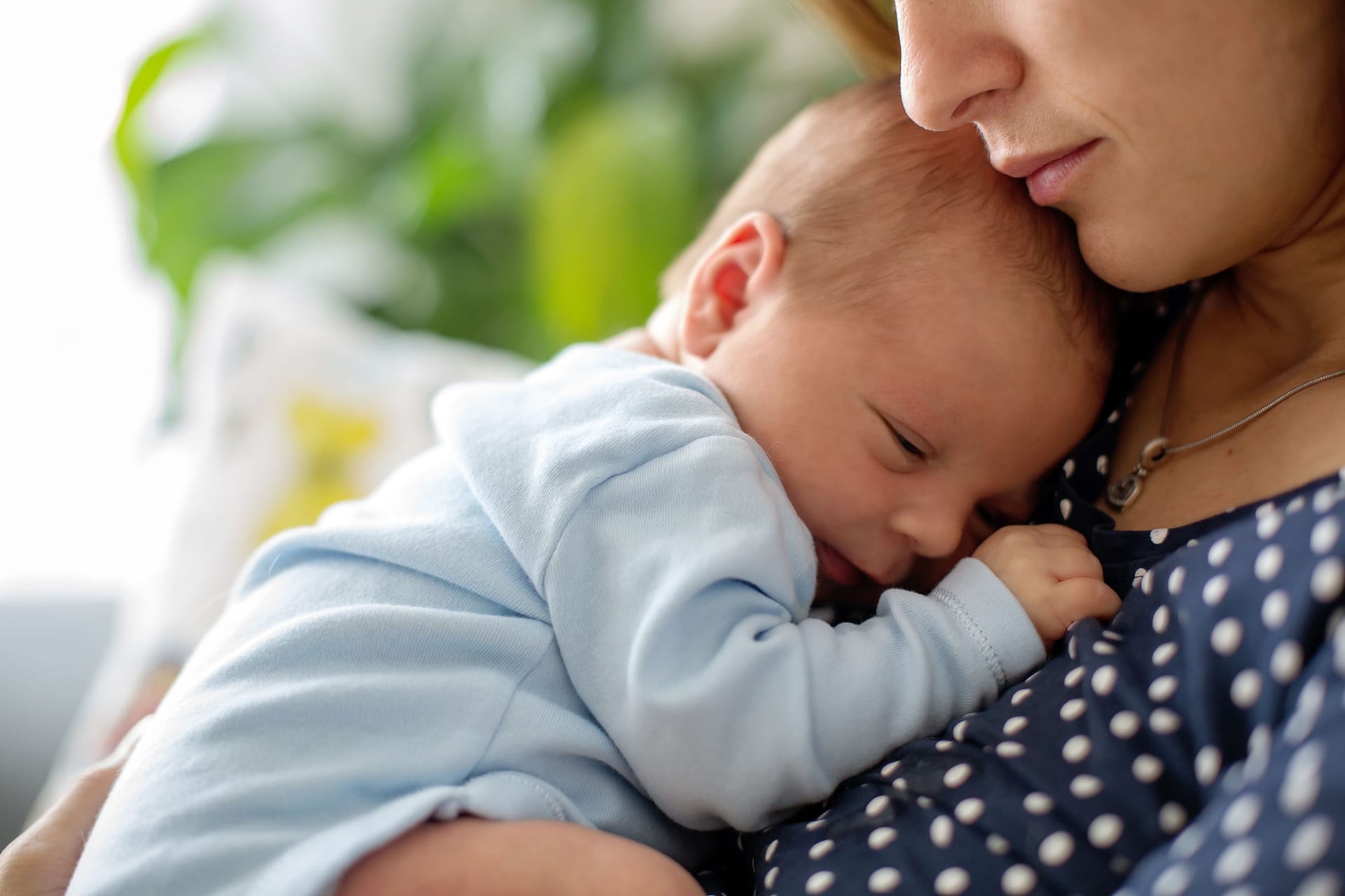 Urvertrauen: Eltern, die für ihr Baby da sind, stärken dessen Urvertrauen.