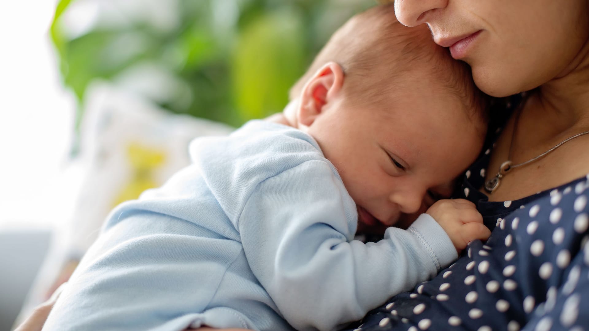 Urvertrauen: Eltern, die für ihr Baby da sind, stärken dessen Urvertrauen.