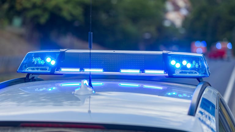 Blaulicht auf einem Streifenwagen der Polizei (Symbolbild): Die Polizei bittet Zeugen um Hinweise.