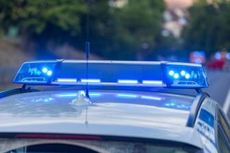 Blaulicht auf einem Streifenwagen der Polizei (Symbolbild): Die Polizei bittet Zeugen um Hinweise.