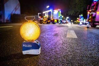 Polizeiabsperrung an einem Unfallort (Symbolbild): In Österreich stürzte ein Bus einen Hang hinab.