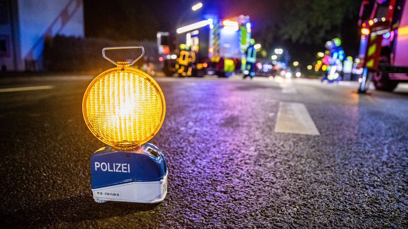 Polizeiabsperrung an einem Unfallort (Symbolbild): In Österreich stürzte ein Bus einen Hang hinab.