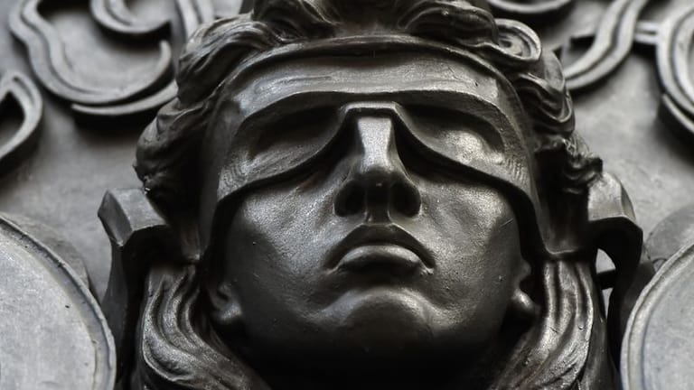 Eine Figur der blinden Justitia (Symbolfoto): Mäurer betrachtet die Moschee als Hort der fundamentalistisch-islamischen Salafisten.
