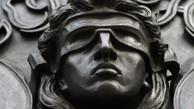 Eine Figur der blinden Justitia (Symbolfoto): Mäurer betrachtet die Moschee als Hort der fundamentalistisch-islamischen Salafisten. Eine Figur der blinden Justitia (Symbolfoto): Mäurer betrachtet die Moschee als Hort der fundamentalistisch-islamischen Salafisten.