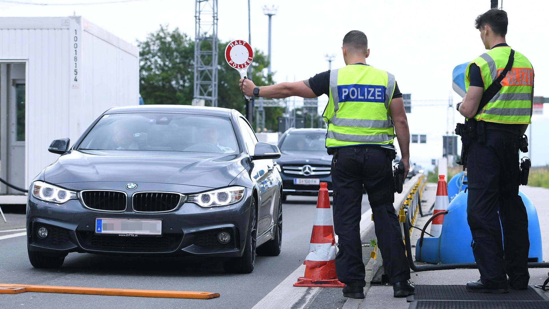 Grenzübergang Walserberg zwischen Deutschland und Österreich: Vor allem über die Balkanroute solle aktuell wieder mehr Flüchtlinge nach Deutschland kommen. (Archivfoto)