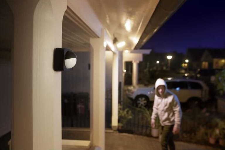 Bewegungsmelder außen am Haus sorgen mit Infrarot und großer Reichweite für Licht und Sicherheit.