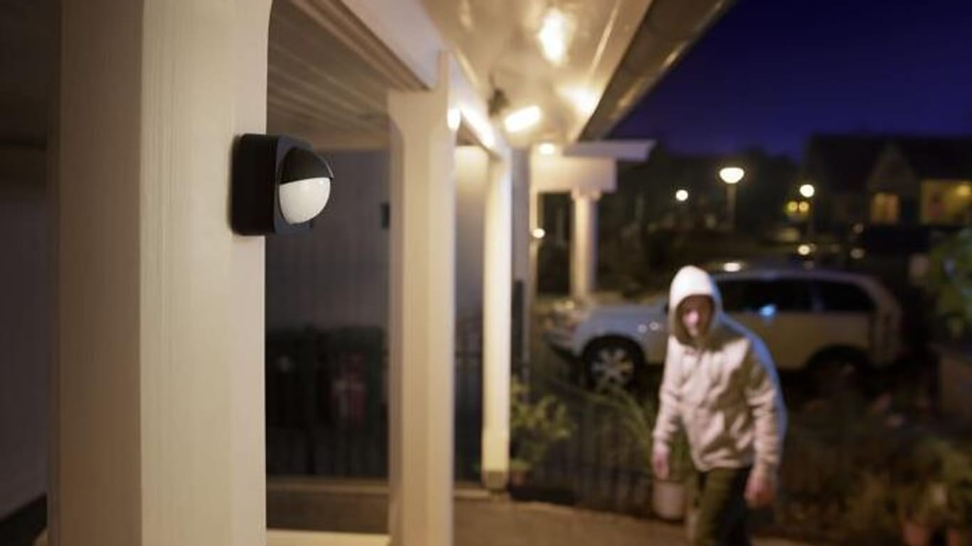 Bewegungsmelder außen am Haus sorgen mit Infrarot und großer Reichweite für Licht und Sicherheit.