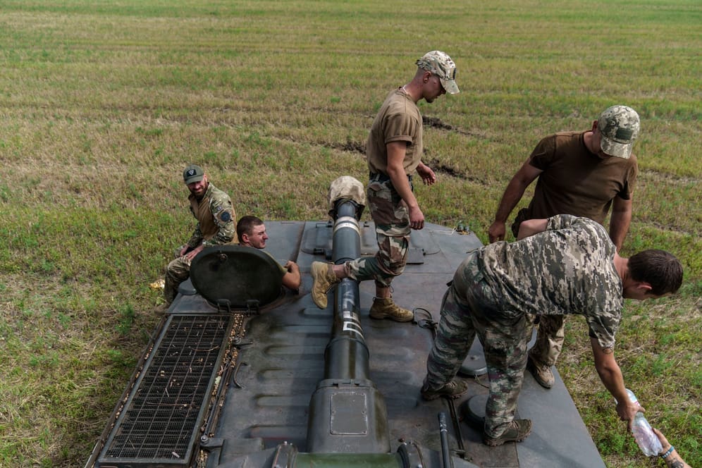 Region Donezk: Ukrainische Soldaten trainieren mit ihrem Panzer.