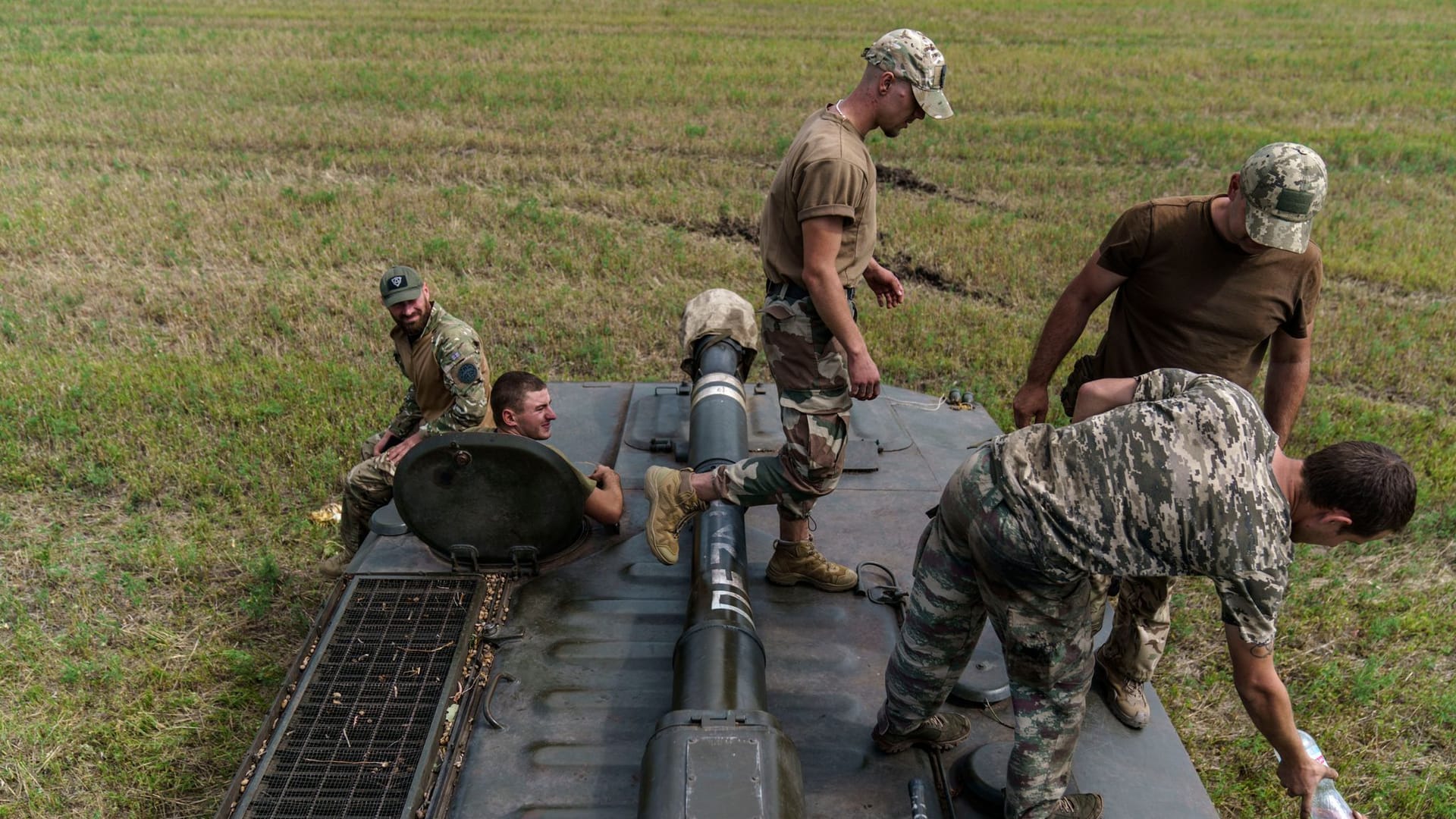 Region Donezk: Ukrainische Soldaten trainieren mit ihrem Panzer.