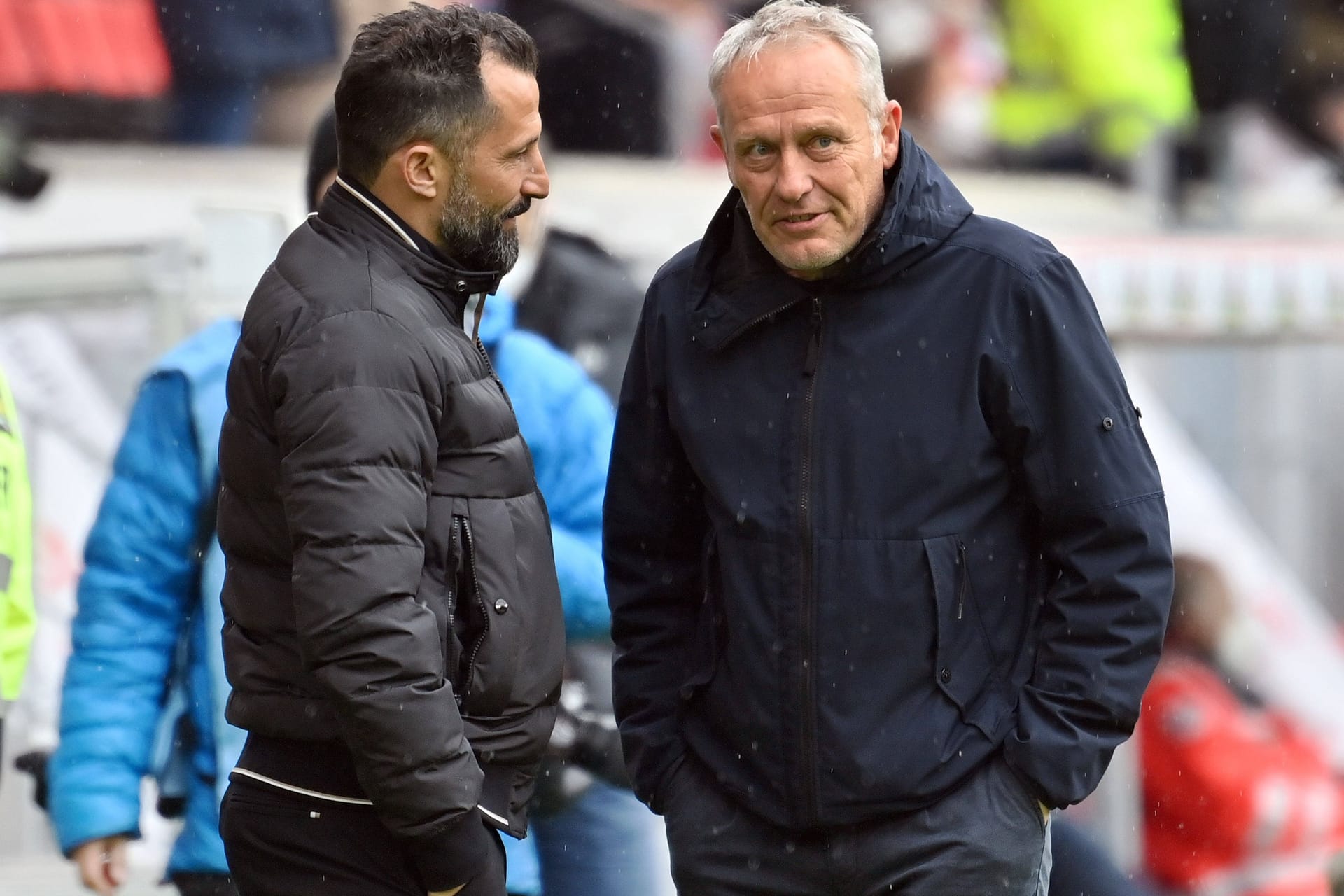 Hasan Salihamidzic (l.) im Gespräch mit Christian Streich: Sowohl Bayern als auch Freiburg bekamen Lob für die Transferphase.