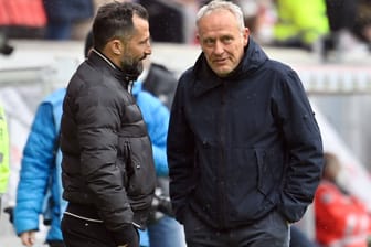 Hasan Salihamidzic (l.) im Gespräch mit Christian Streich: Sowohl Bayern als auch Freiburg bekamen Lob für die Transferphase.