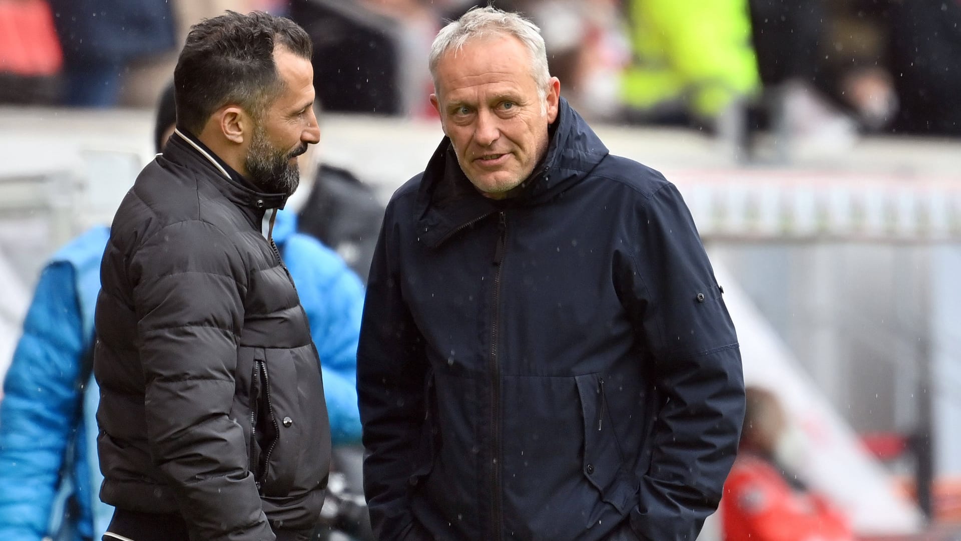 Hasan Salihamidzic (l.) im Gespräch mit Christian Streich: Sowohl Bayern als auch Freiburg bekamen Lob für die Transferphase.