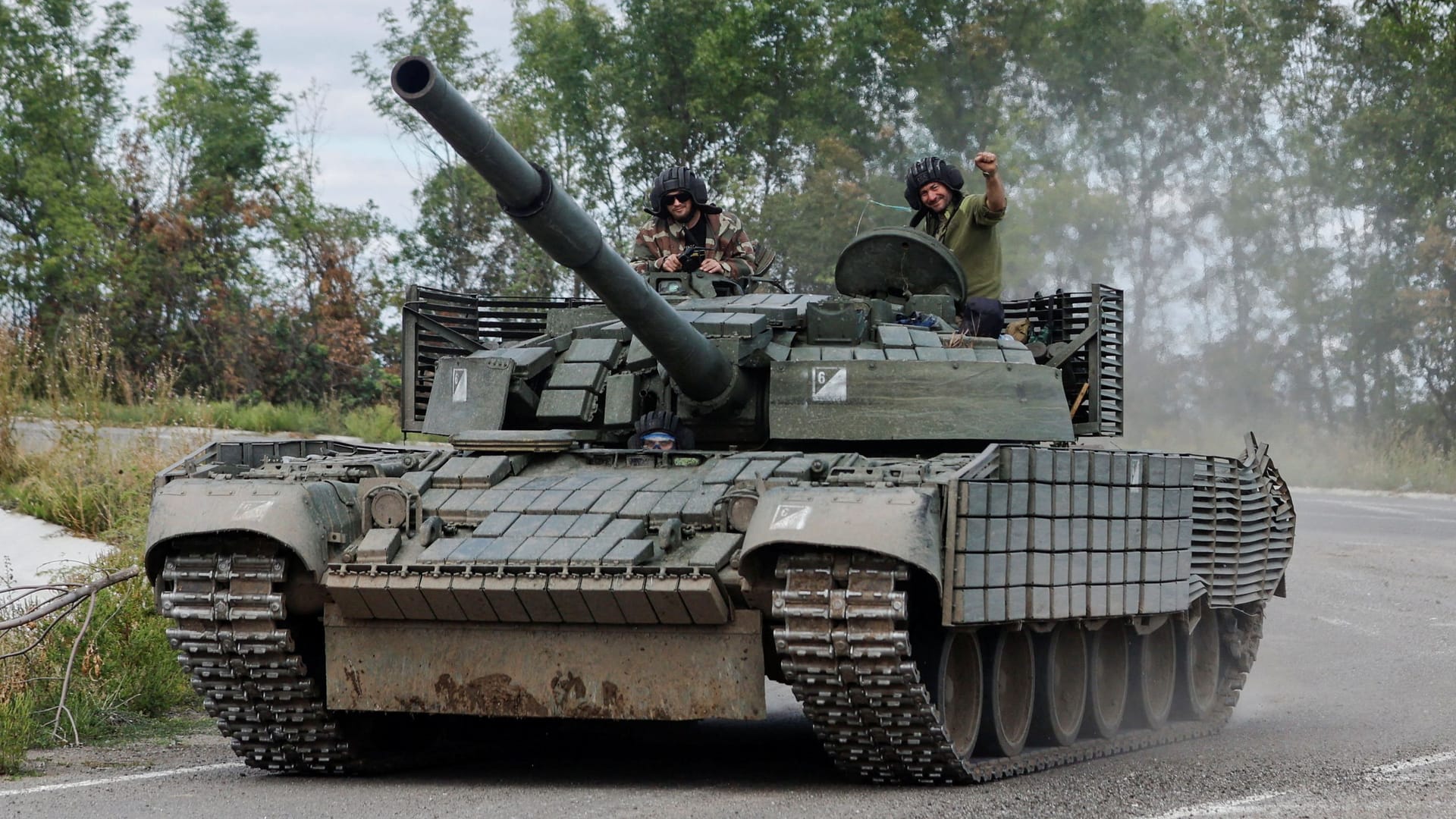 Soldaten der ukrainischen Armee rücken im Osten mit einem Panzer vor.