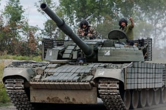 Soldaten der ukrainischen Armee rücken im Osten mit einem Panzer vor.