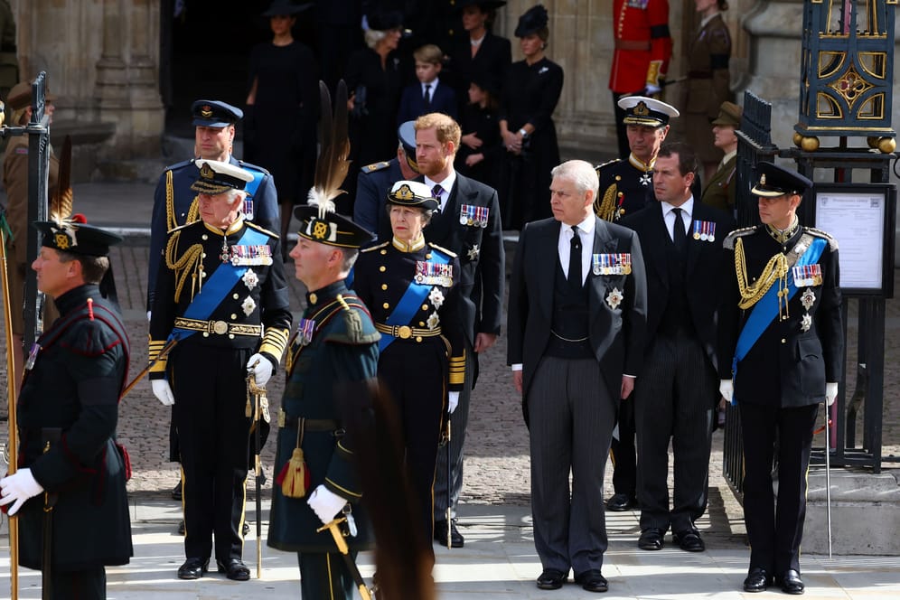 Die Royals verabschieden Queen Elizabeth II.: Medien aus aller Welt berichten Live von der Trauerfeier.